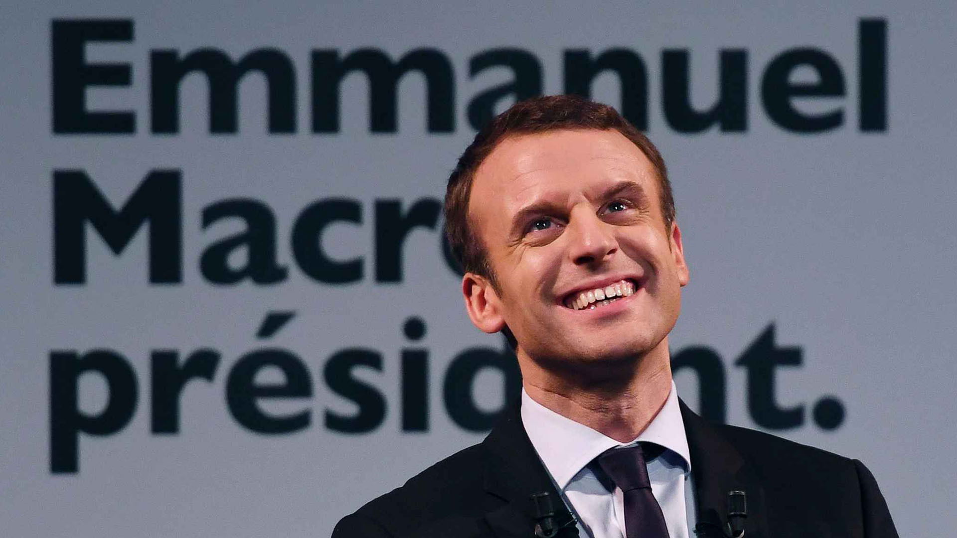 Backdrop for Emmanuel Macron, le dynamiteur