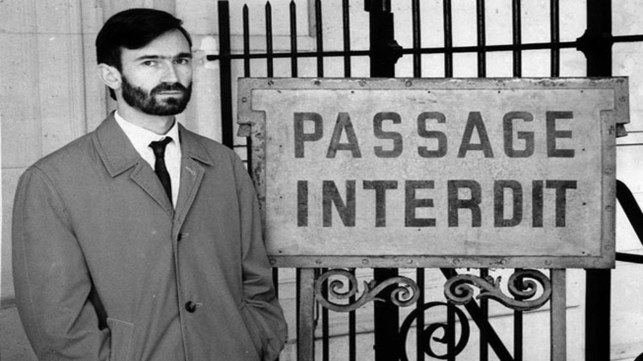 Backdrop for Le dossier B