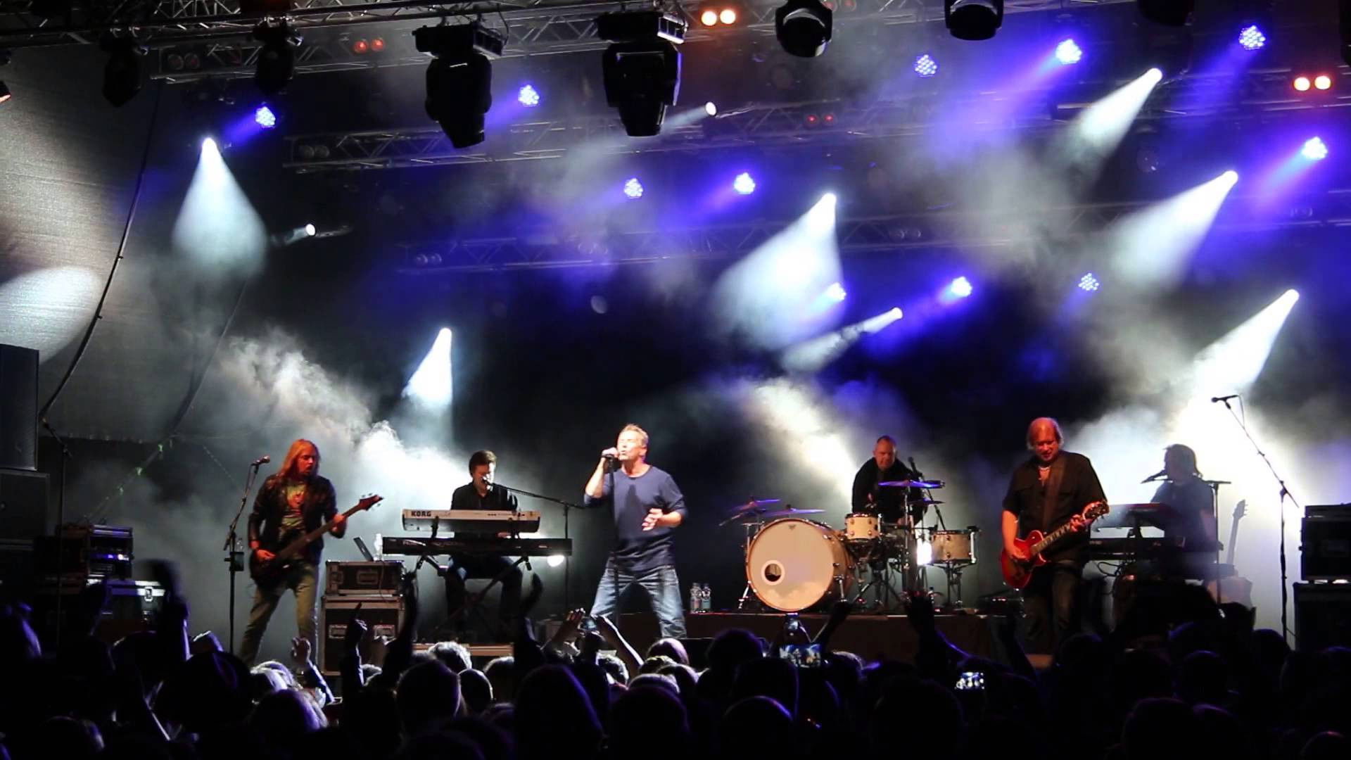 Backdrop for Yö - Kiitos ja kunnia - Live - Hartwall Areena 10-12-2011