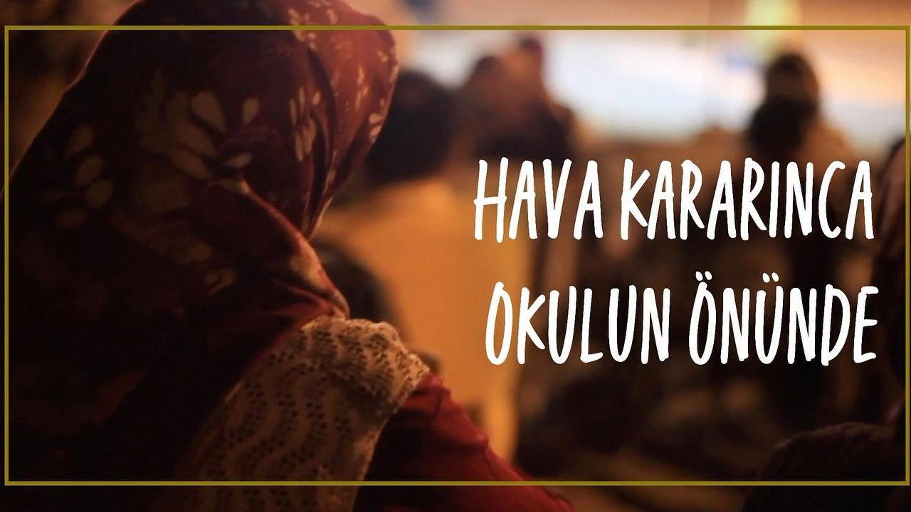 Backdrop for Hava Kararınca Okulun Önünde