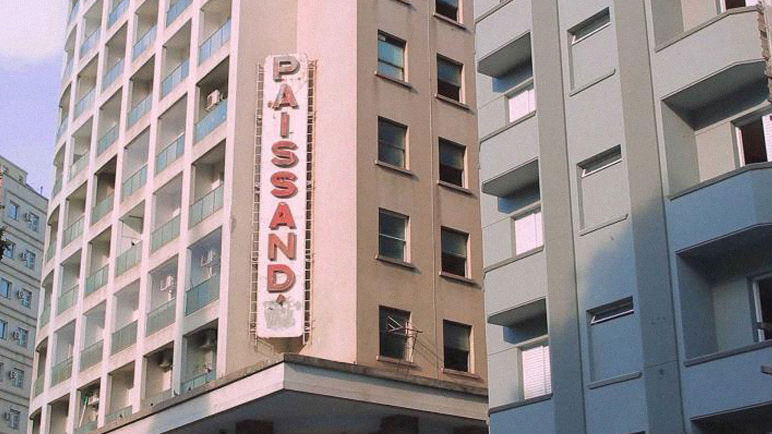 Backdrop for Através da Cidade Invisível