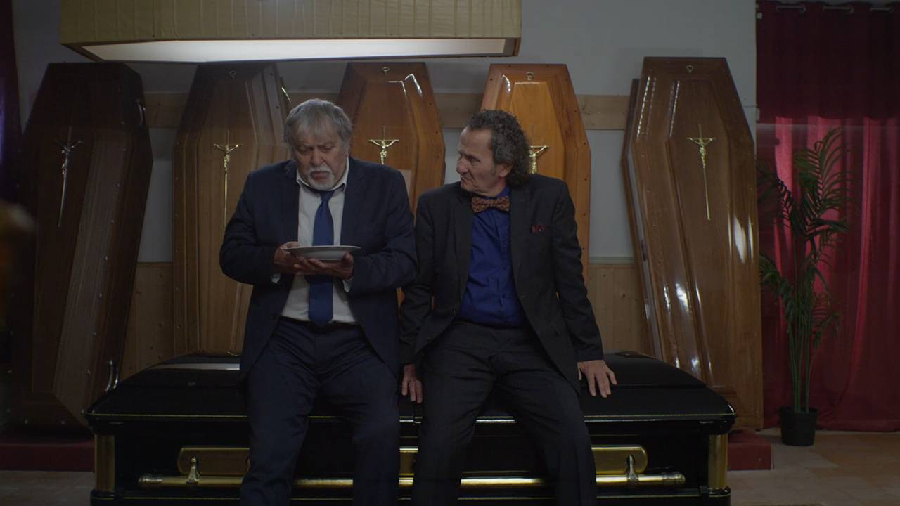 Backdrop for Due famiglie, un funerale