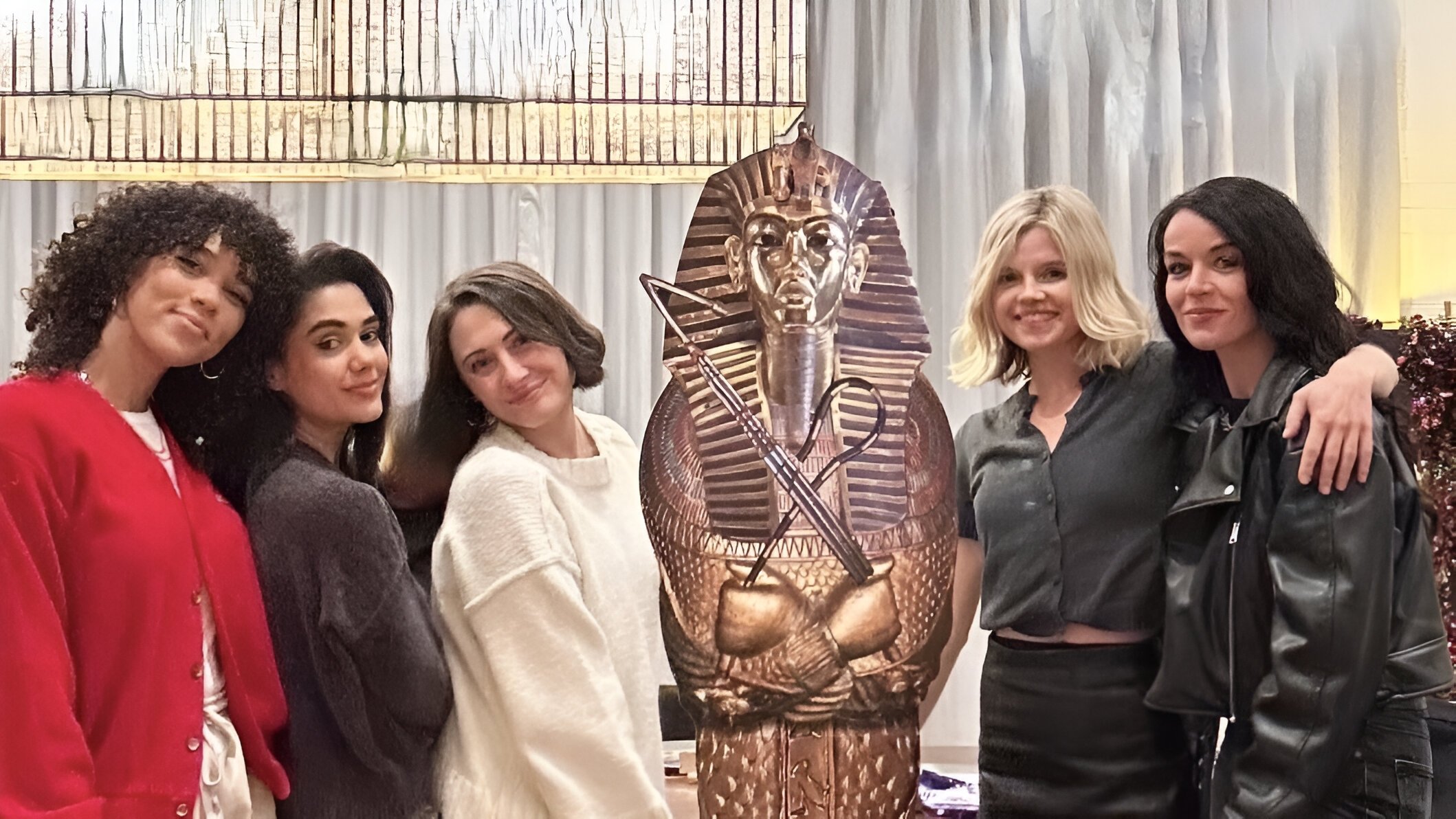 Backdrop for House of Anubis: Christmas Special