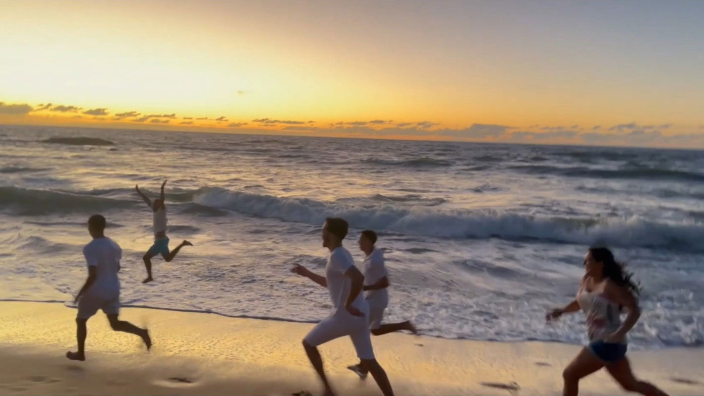 Backdrop for 3ão: An Endless Story