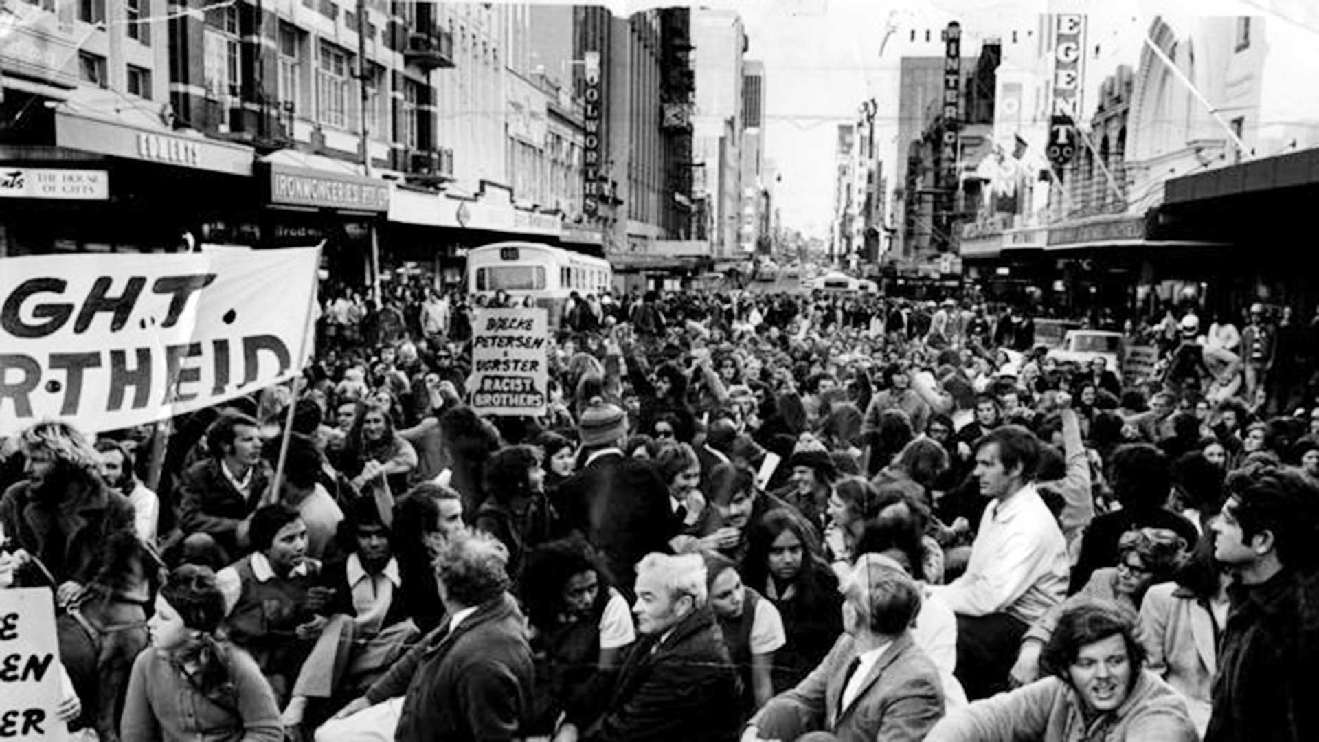 Backdrop for Born Free - Filhos da Revolução