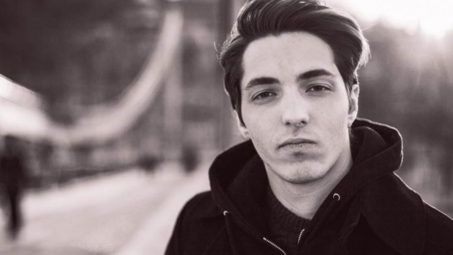 Backdrop for Você tem Olhos Tristes