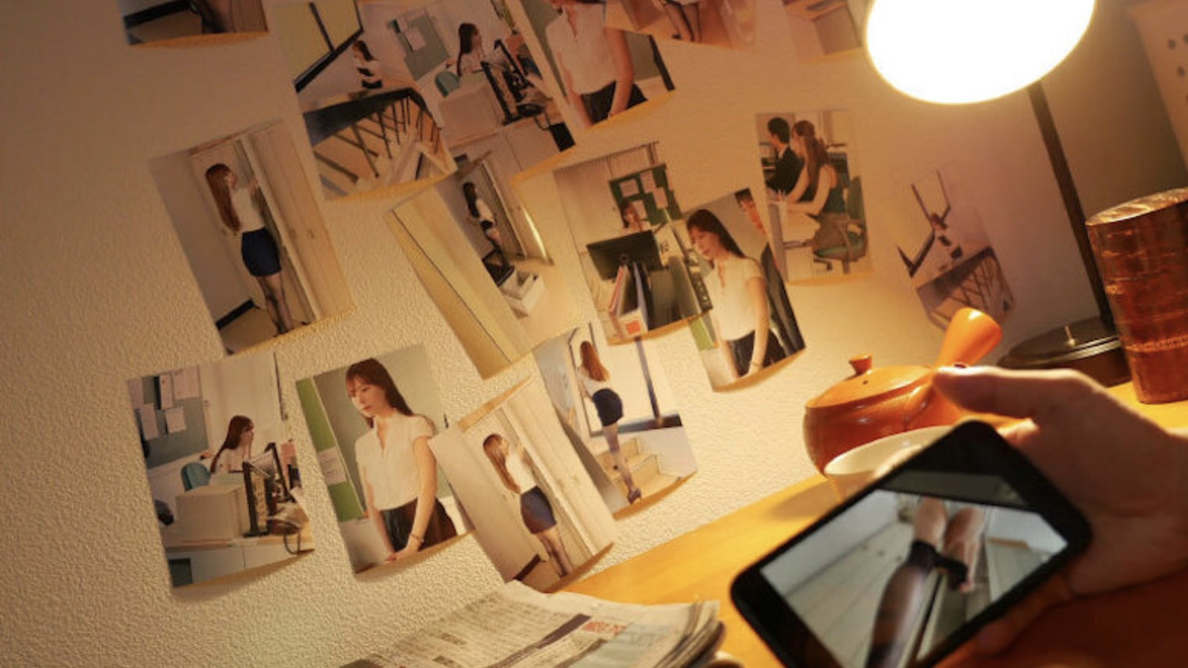 Backdrop for パンストマニアの標的になった美白美脚女教師 白肌の美脚ももと美尻！狂気的ストーカーの粘着孕ませ性交！！ 明里つむぎ 生写真3枚付き