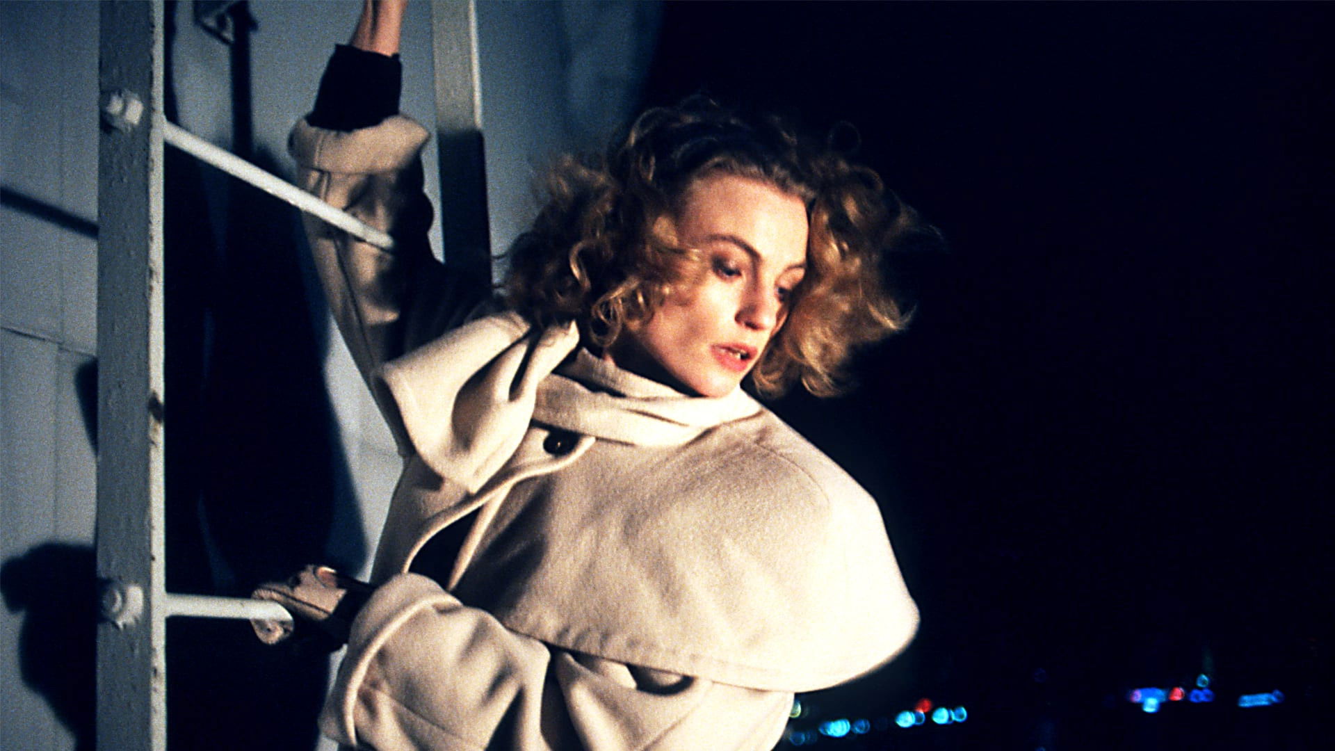 Backdrop for Varokaa putoavia esineitä