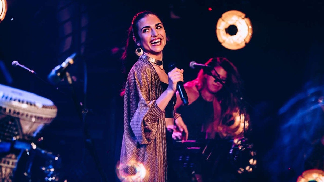 Backdrop for Ladaniva : Carte blanche