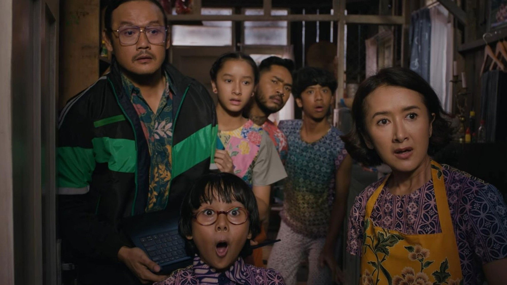 Backdrop for Keluarga Super Irit