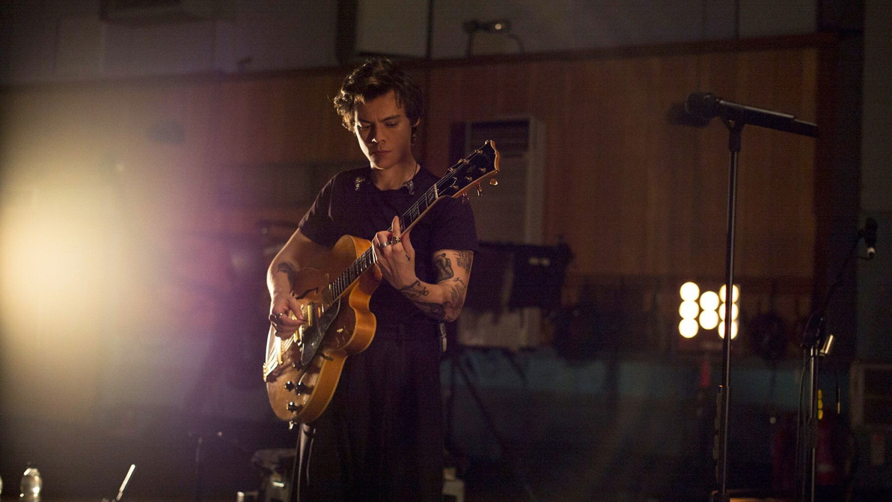 Backdrop for Harry Styles: Behind the Album - The Performances