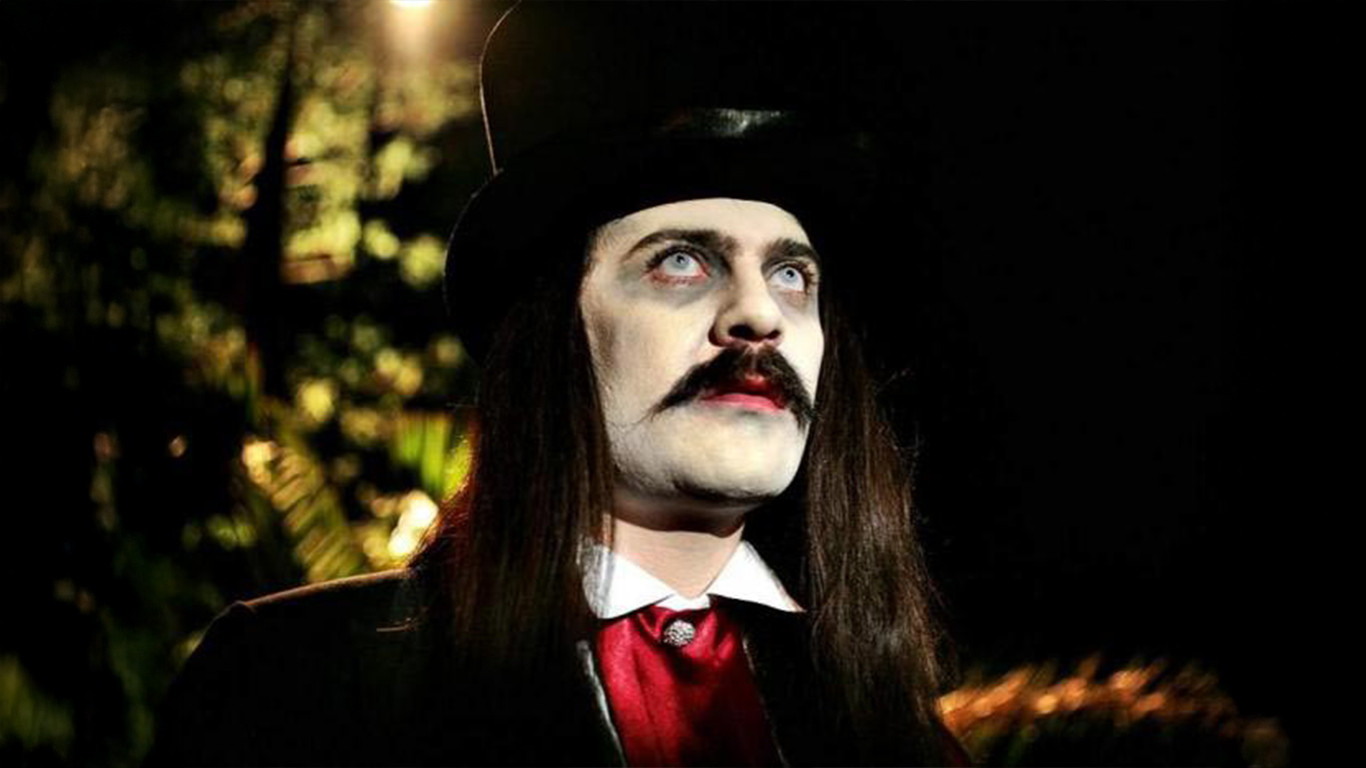 Backdrop for Kutsal Damacana: Dracoola