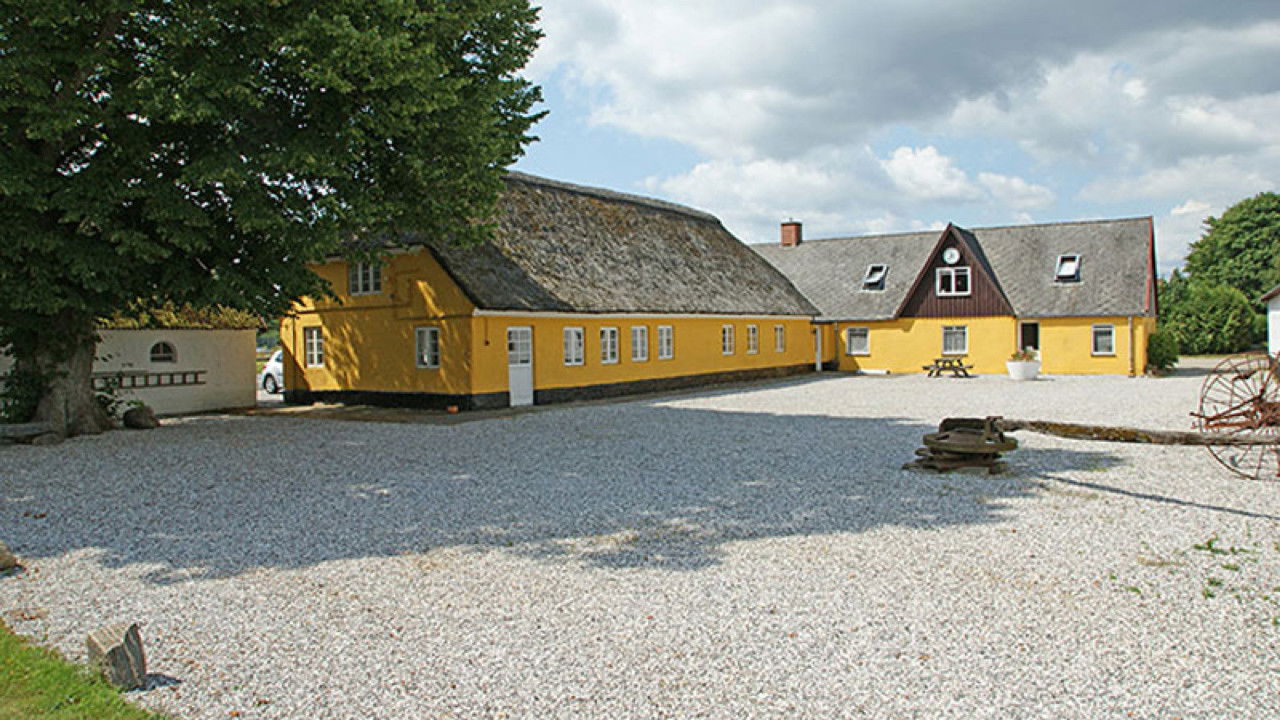 Backdrop for Morten Korch - Ved stillebækken
