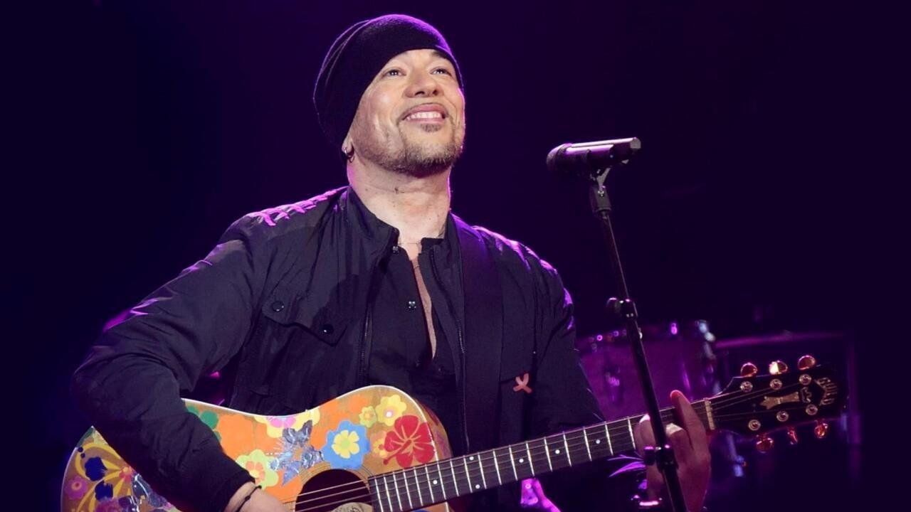 Backdrop for Pascal Obispo - Fan (Live 2004)