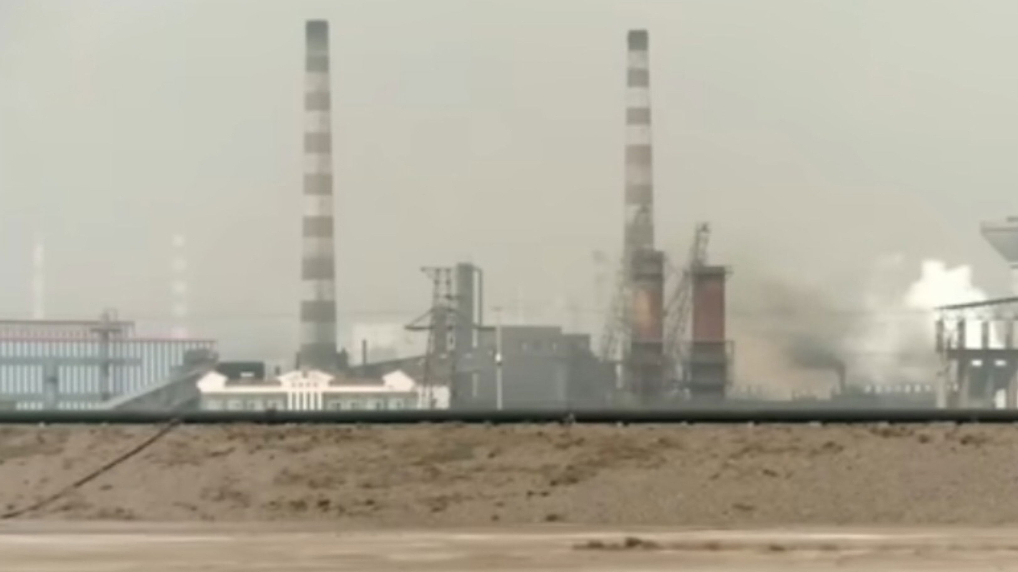 Backdrop for La sale guerre des terres rares