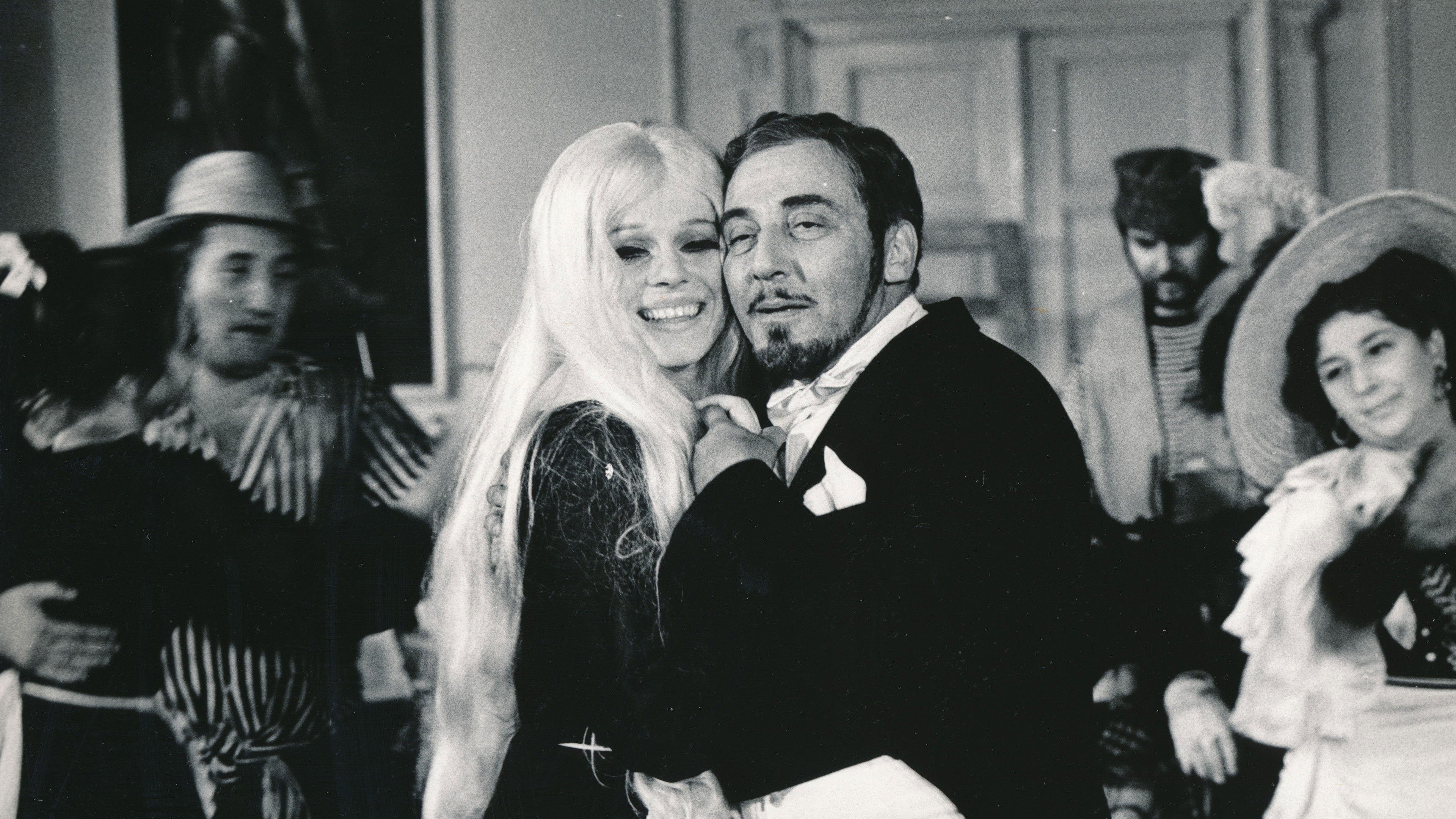 Backdrop for Námluvy komtesy Gladioly aneb Přistání ve skleníku