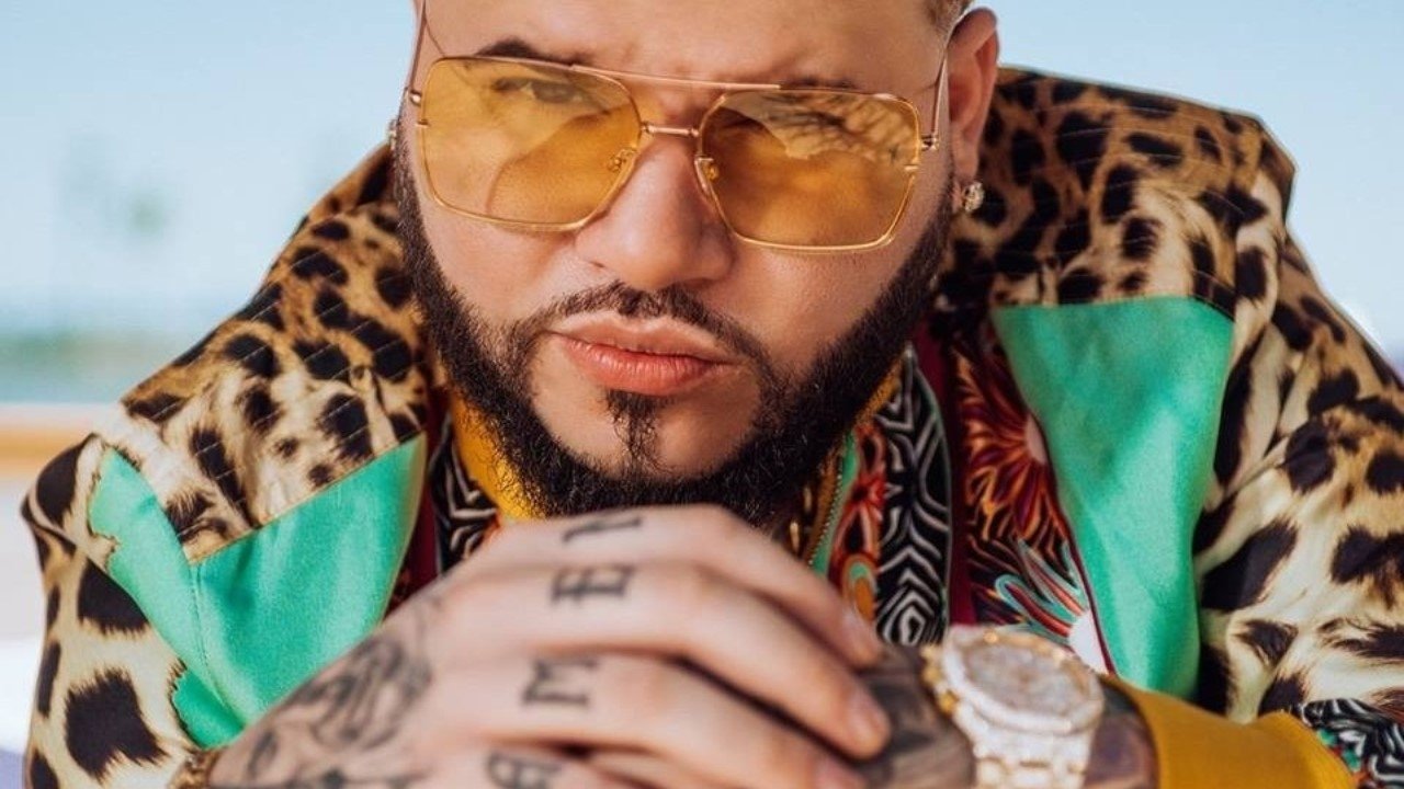 Backdrop for Farruko: En letra de otro