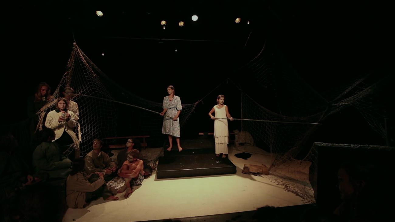 Backdrop for Tendre Des Fils