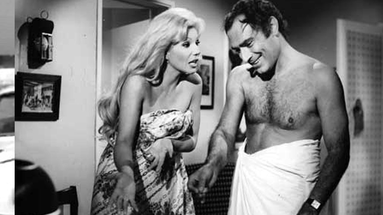 Backdrop for Donde duermen dos... duermen tres