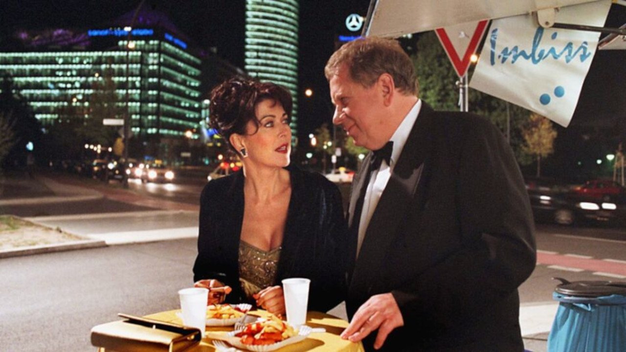 Backdrop for Dr. Sommerfeld - Zwischen allen Stühlen