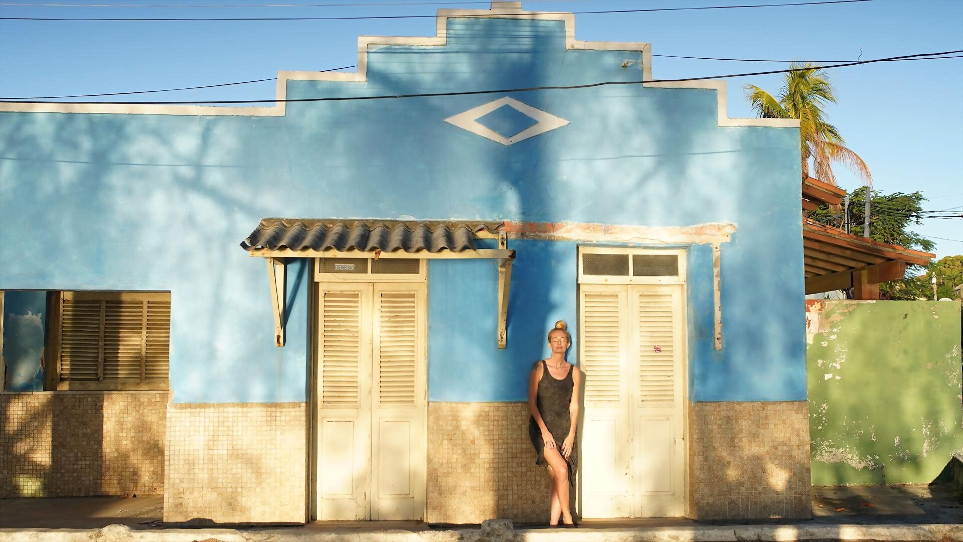 Backdrop for Letrux: Viver é Um Frenesi