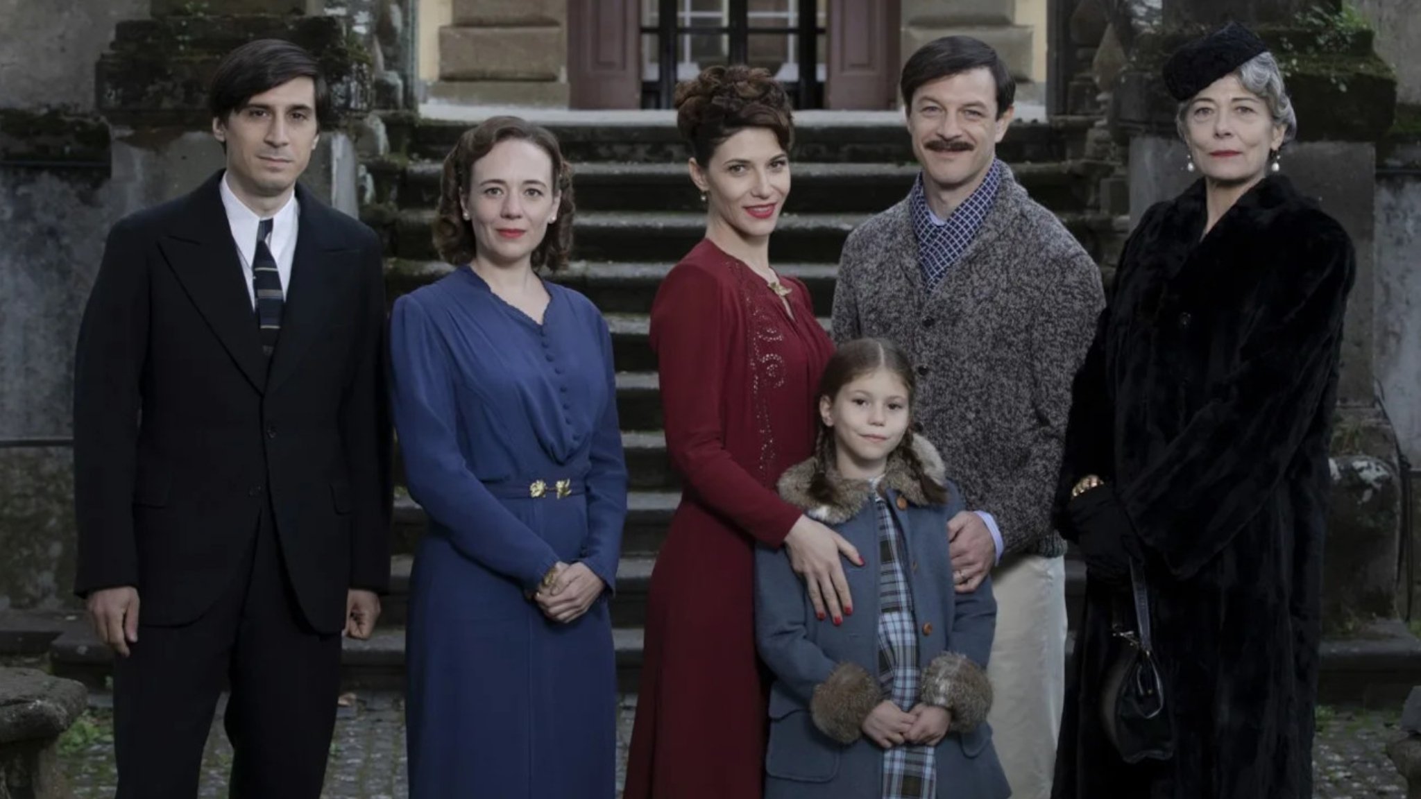 Backdrop for La bambina con la valigia