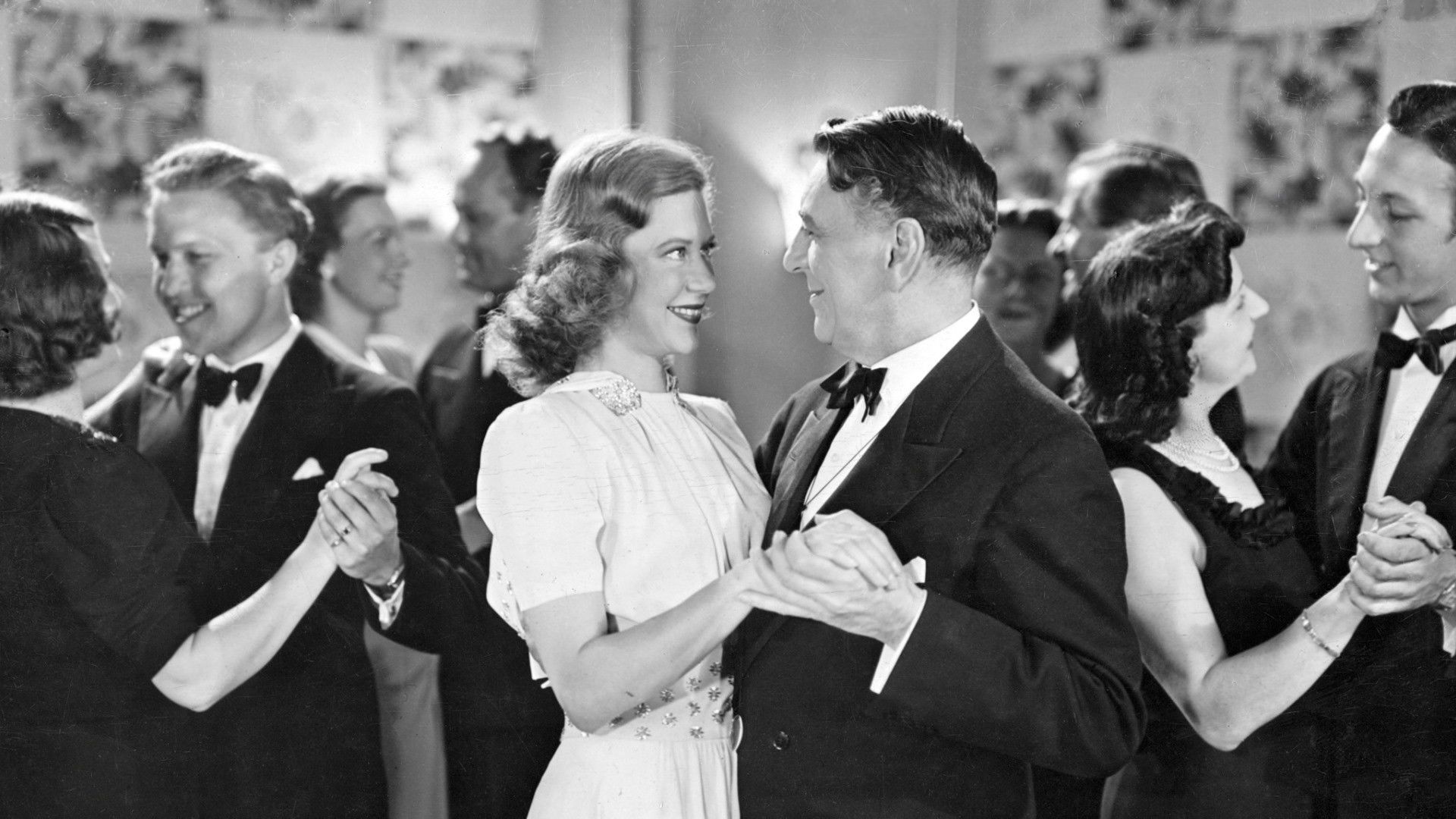 Backdrop for Det ender med bryllup