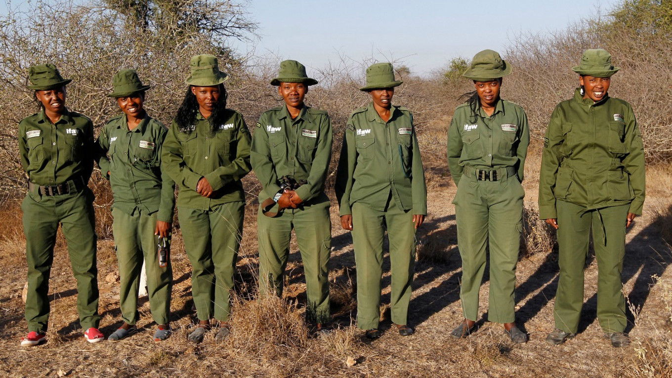 Backdrop for Women, Maasai and rangers - The lionesses of Kenya