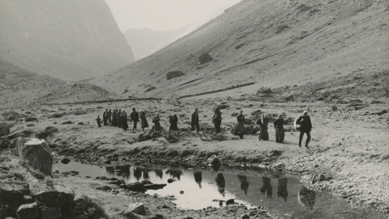 Backdrop for Flickan från fjällbyn