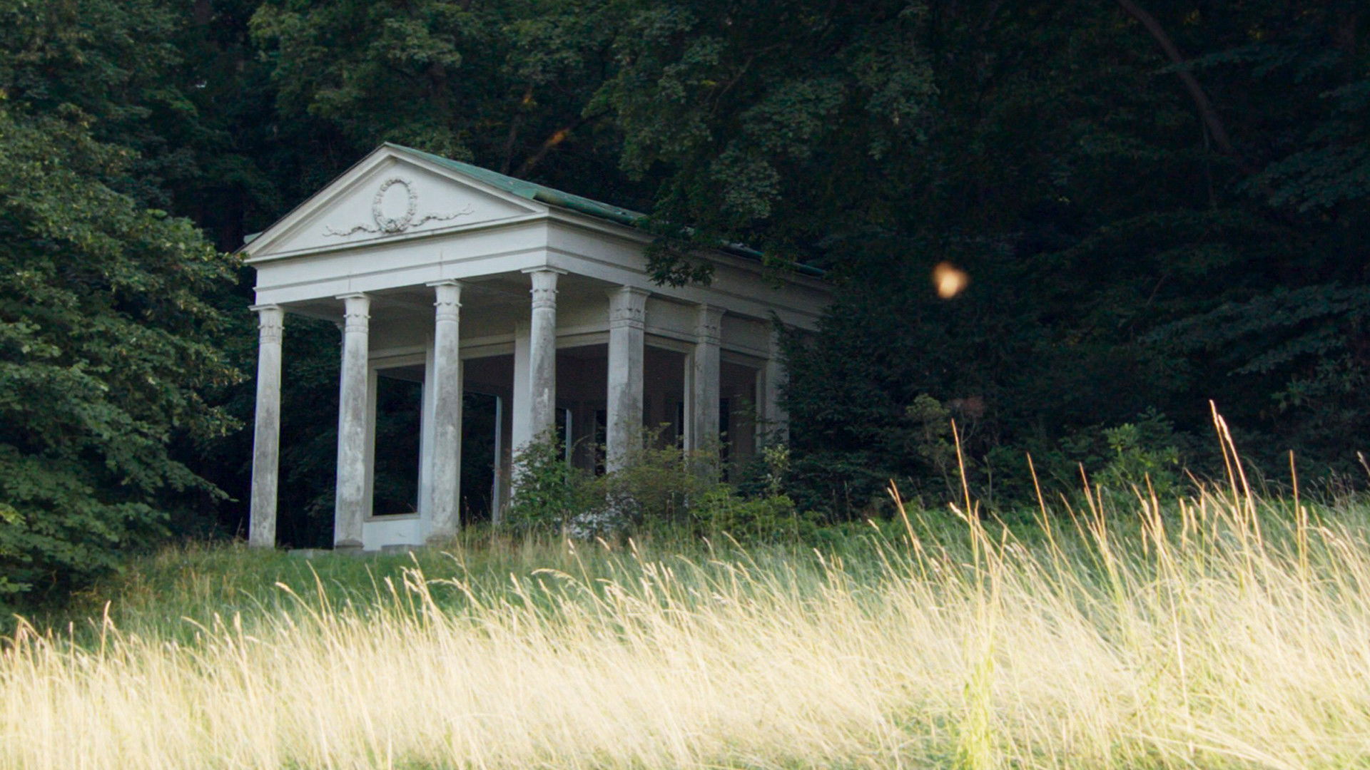 Backdrop for De Facto