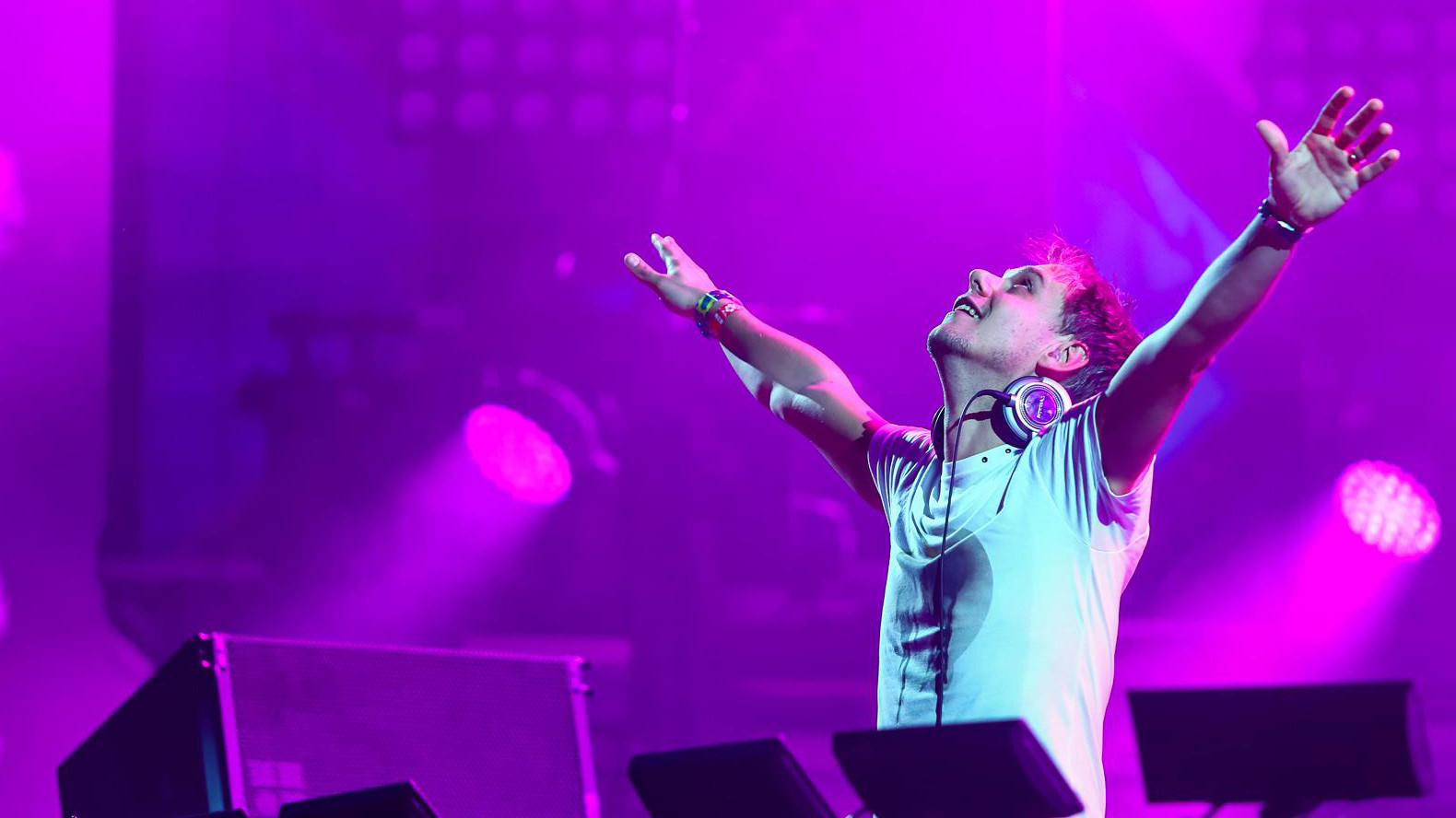 Backdrop for Armin van Buuren: The music videos 1997 - 2009