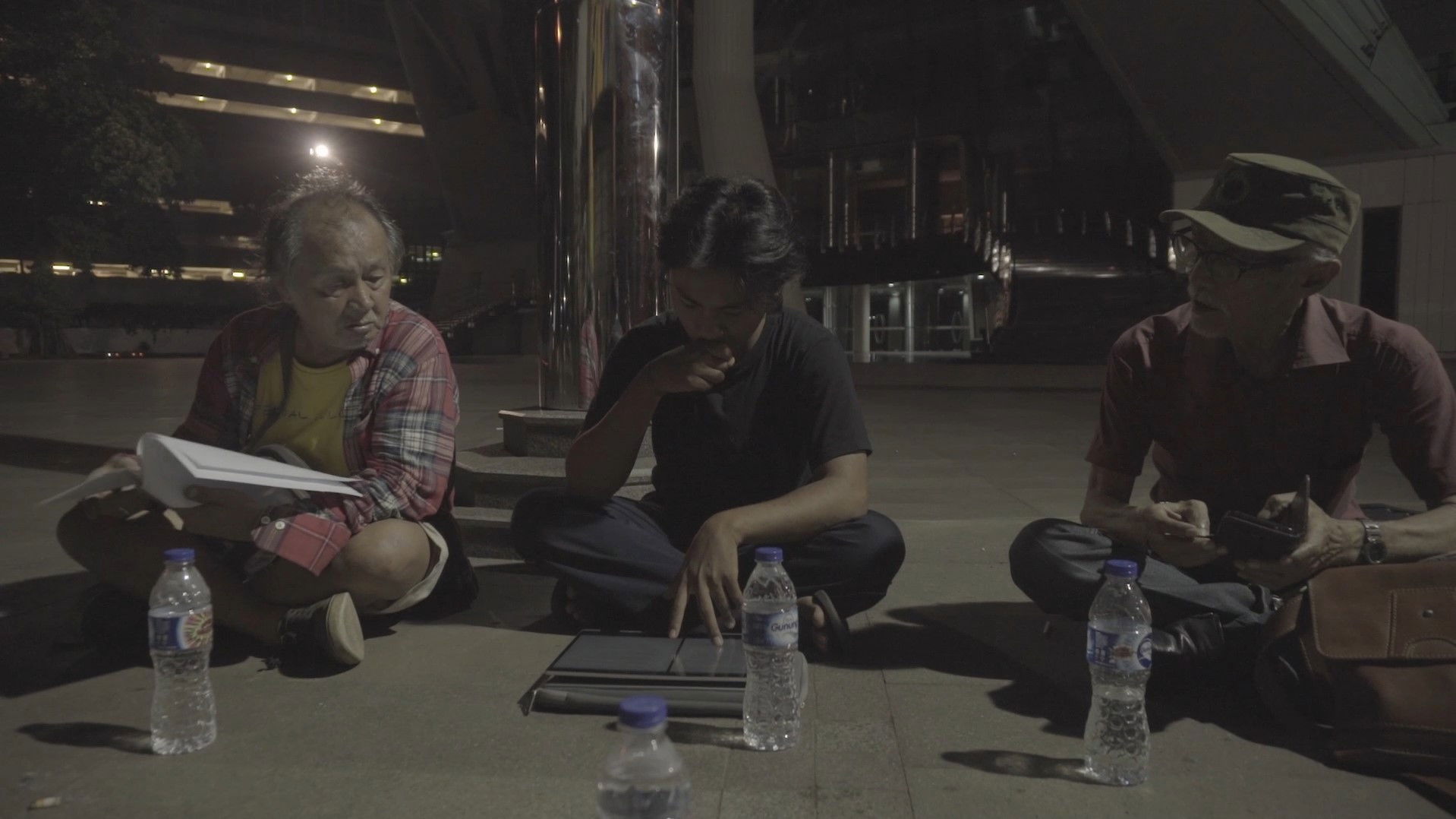 Backdrop for Joko & Bowo: Reading Vol. 1