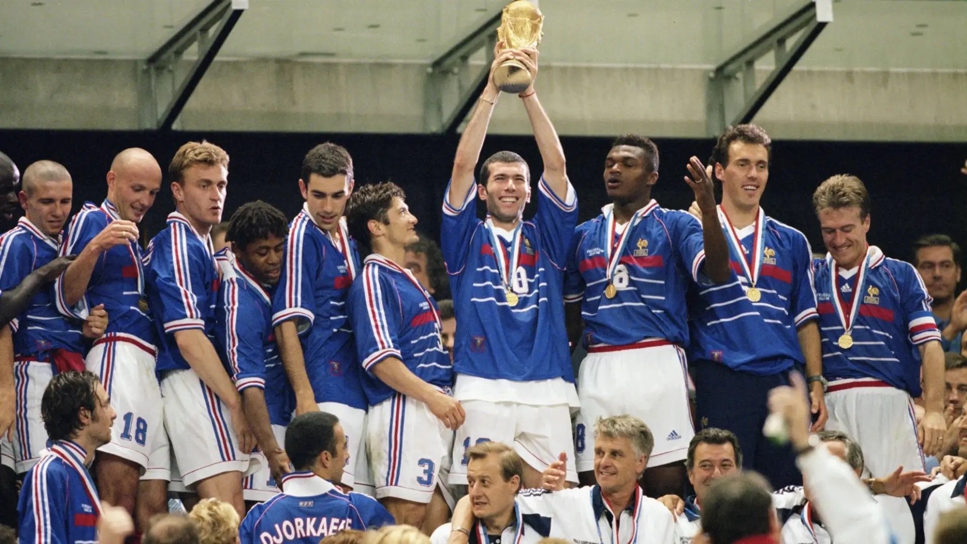 Backdrop for Les yeux dans les Bleus