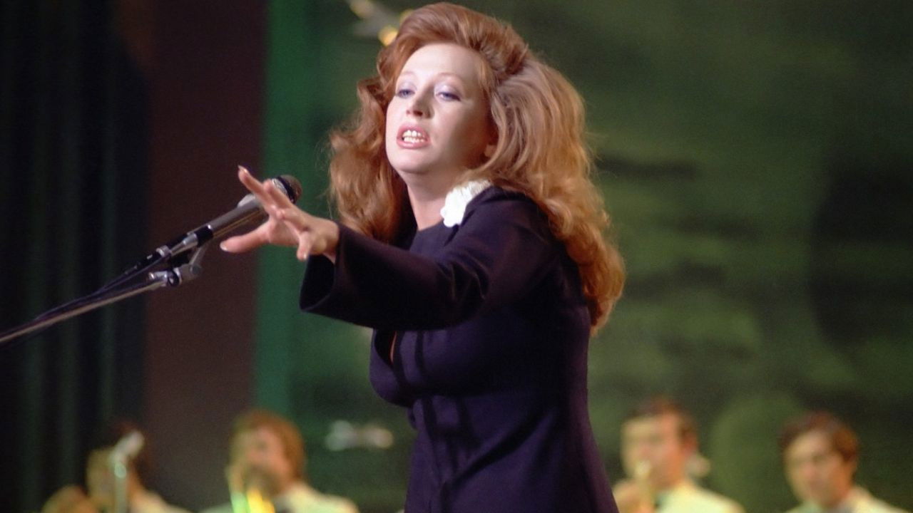 Backdrop for A Woman That Sings