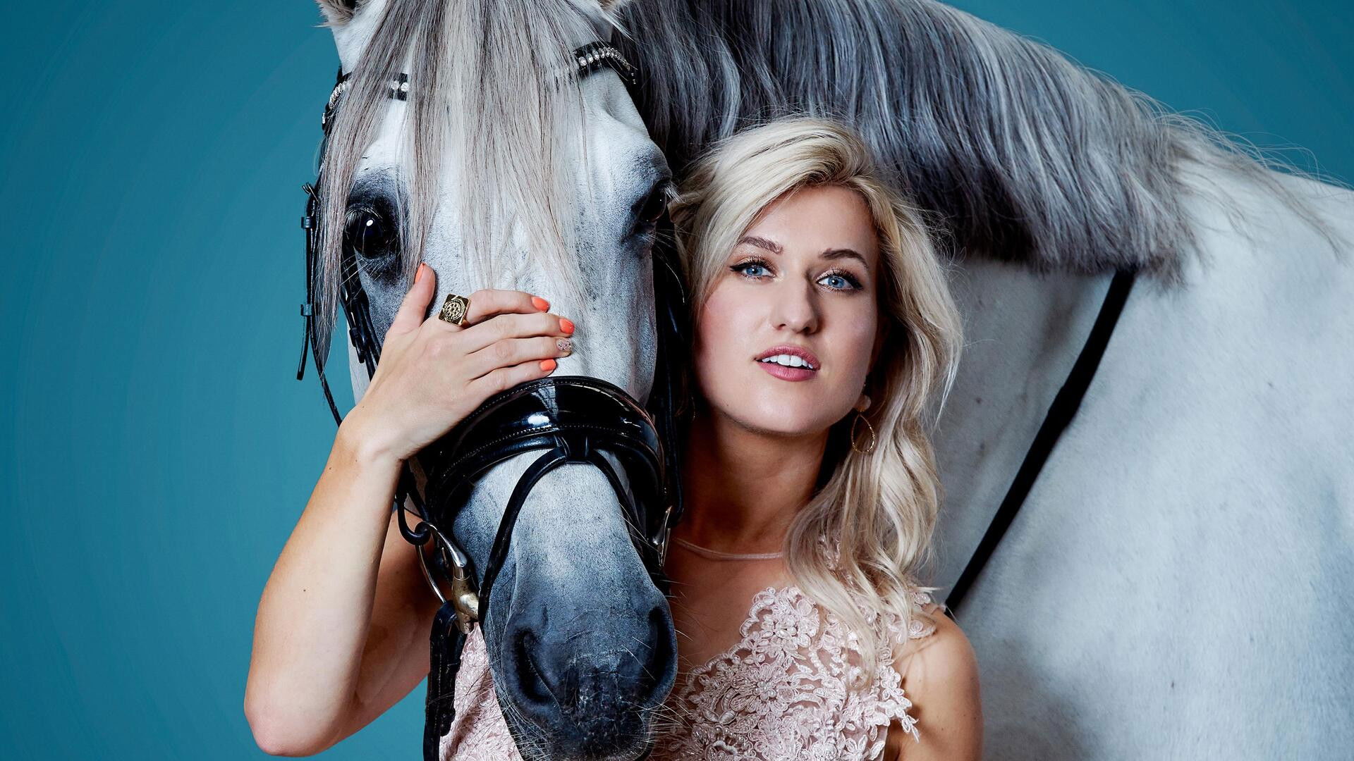 Backdrop for Opgezadeld met Britt