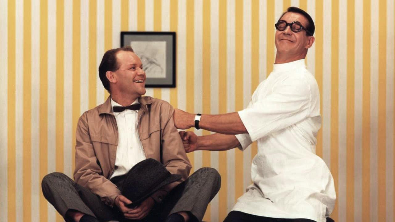 Backdrop for Selvmordsskolen