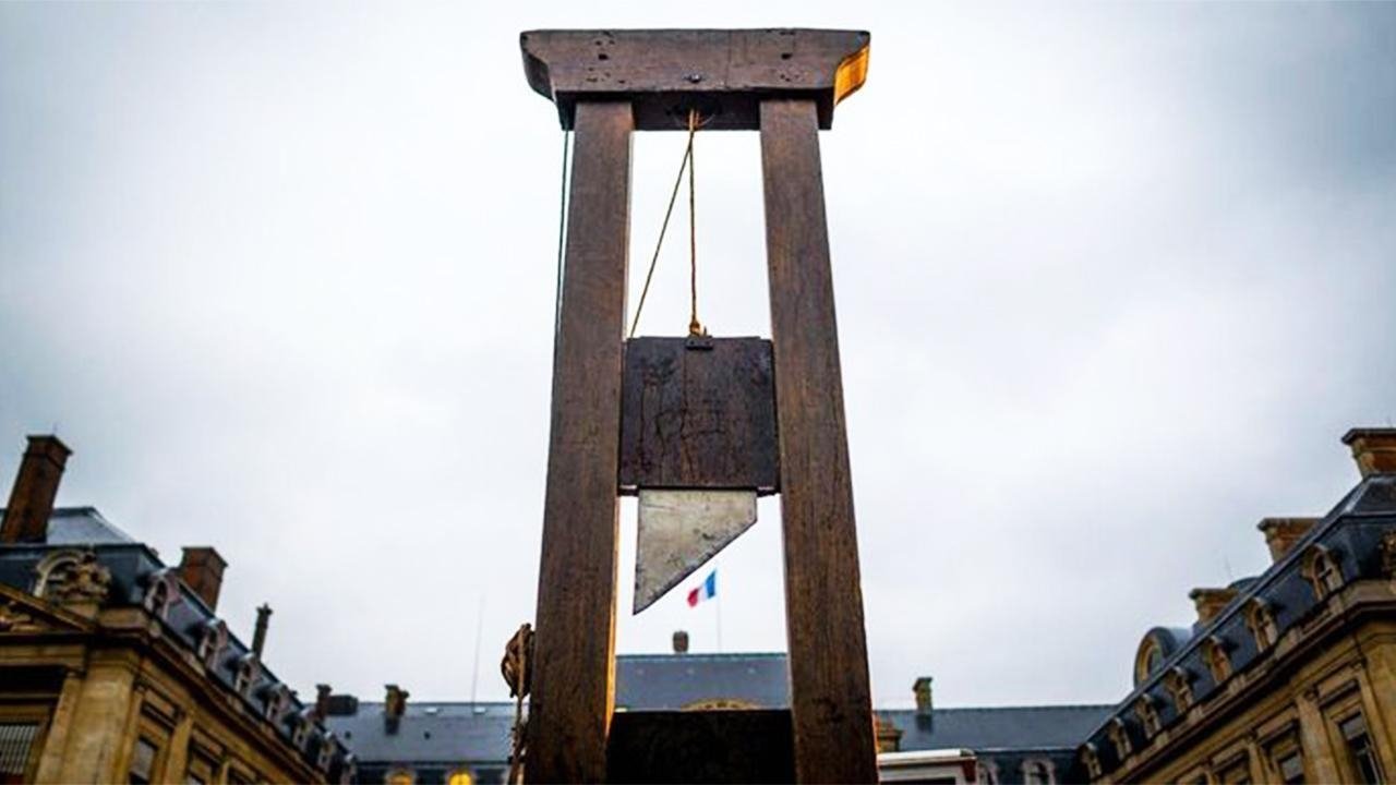 Backdrop for La Guillotine : Une histoire française