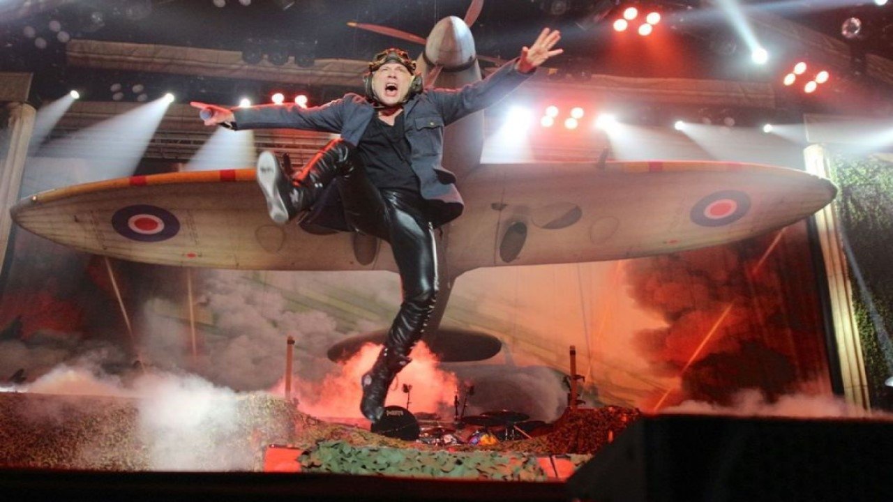 Backdrop for Bruce tout puissant, chanteur d'Iron Maiden