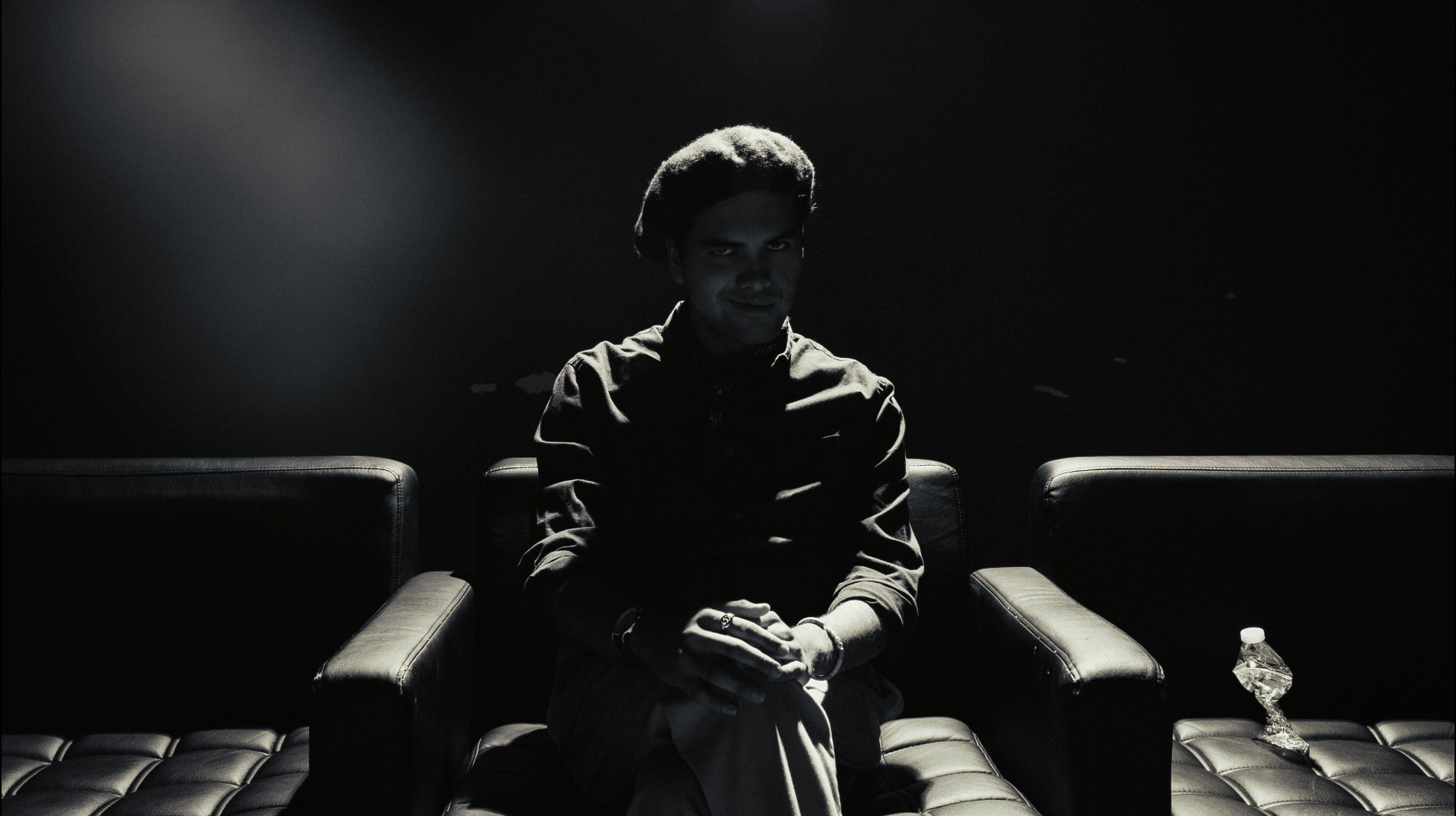 Backdrop for L'auteur: Part One