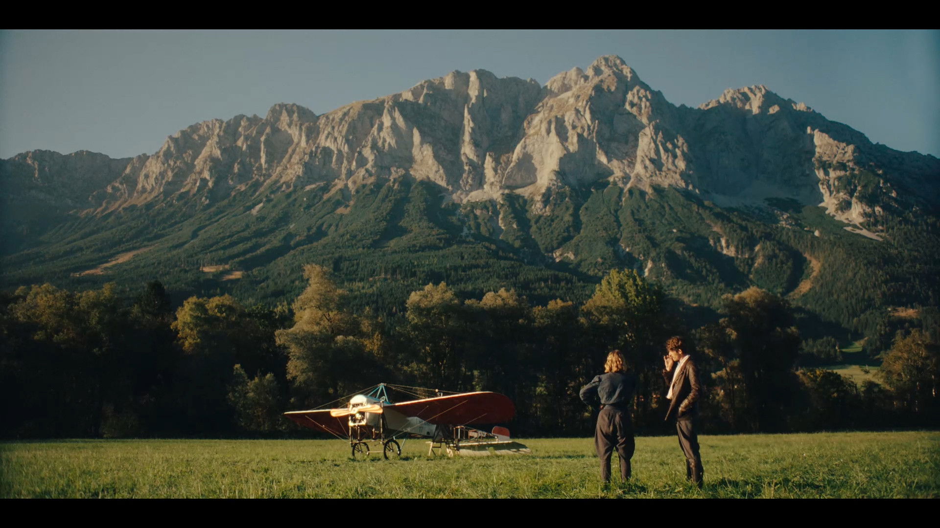 Backdrop for FLÜGGE