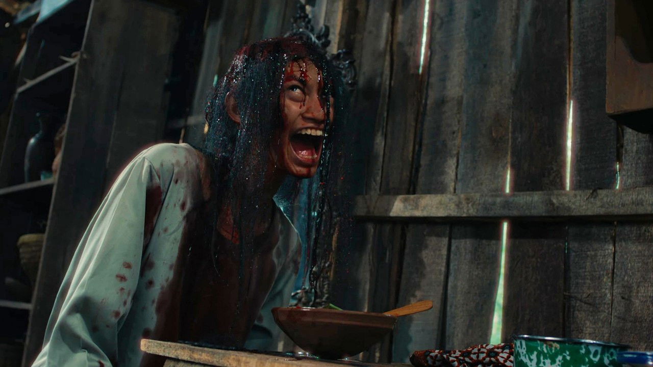 Backdrop for Menjelang Magrib 2: Wanita Yang di Rantai