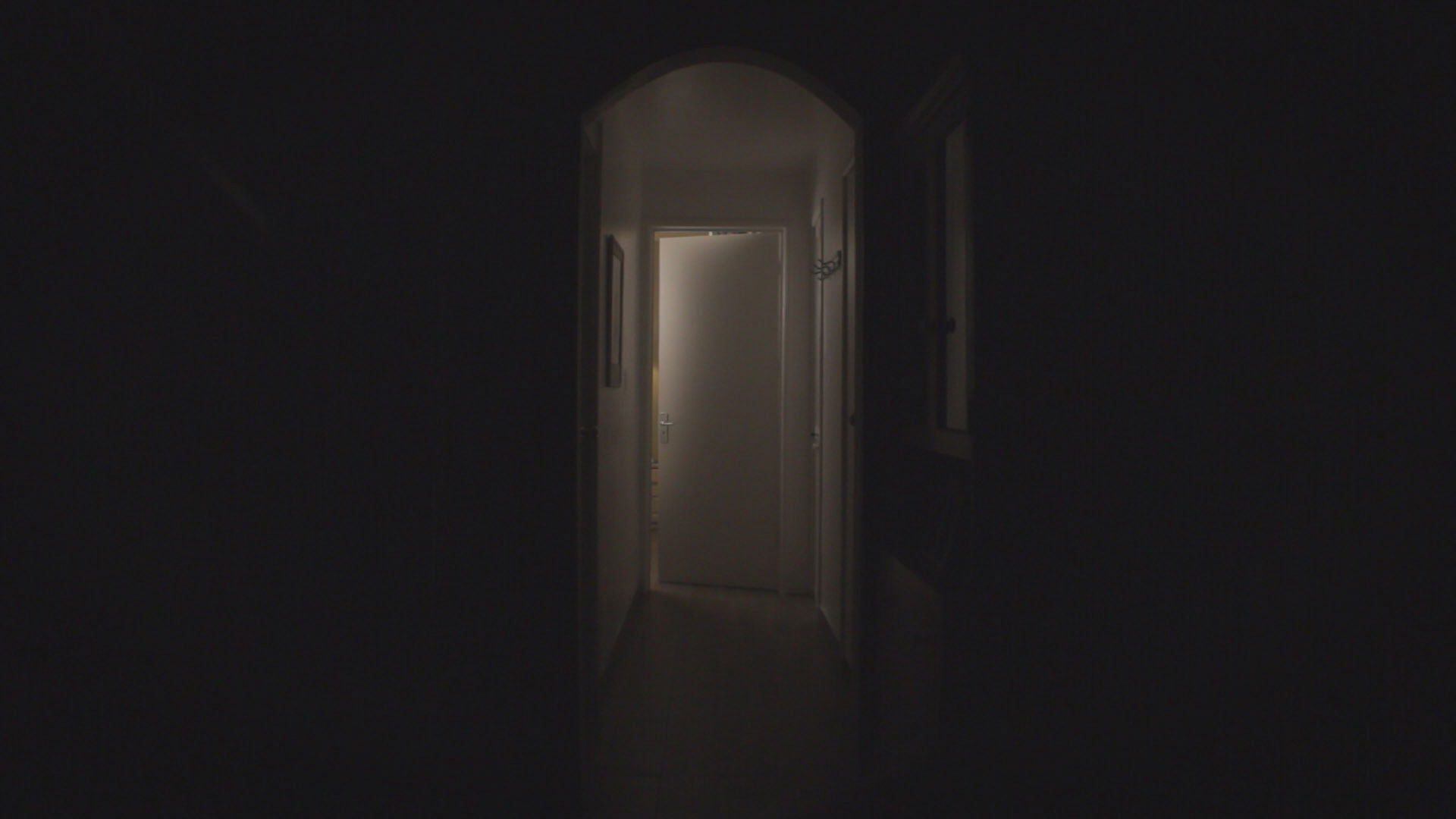 Backdrop for UN INVITADO NO TOCA A LA PUERTA