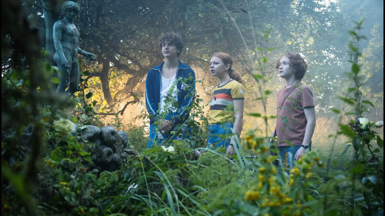 Backdrop for Tordyveln flyger i skymningen