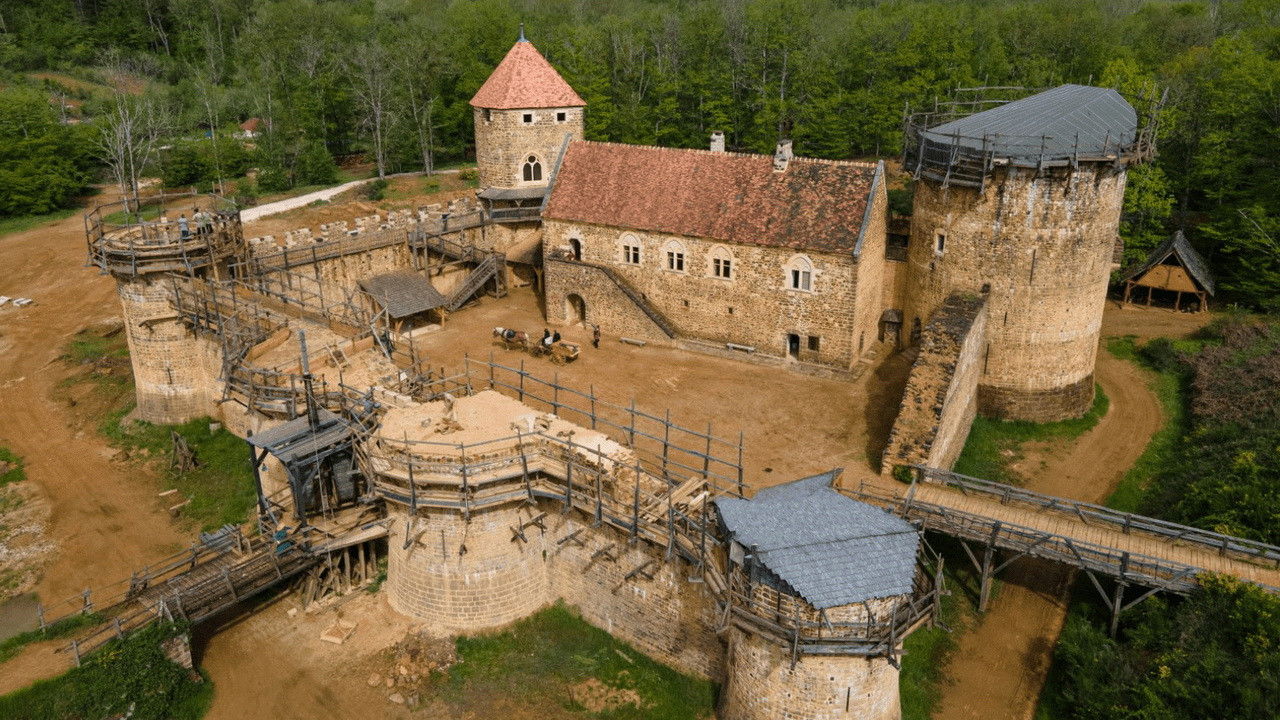 Backdrop for Le défi fou de GUÉDELON, construire un CHÂTEAU en AUTONOMIE TOTALE sans PÉTROLE comme au MOYEN ÂGE