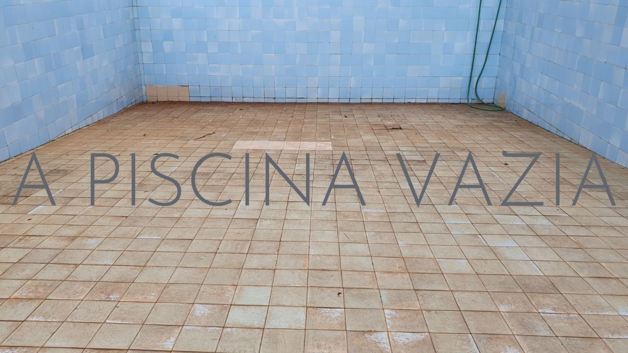 Backdrop for A piscina vazia