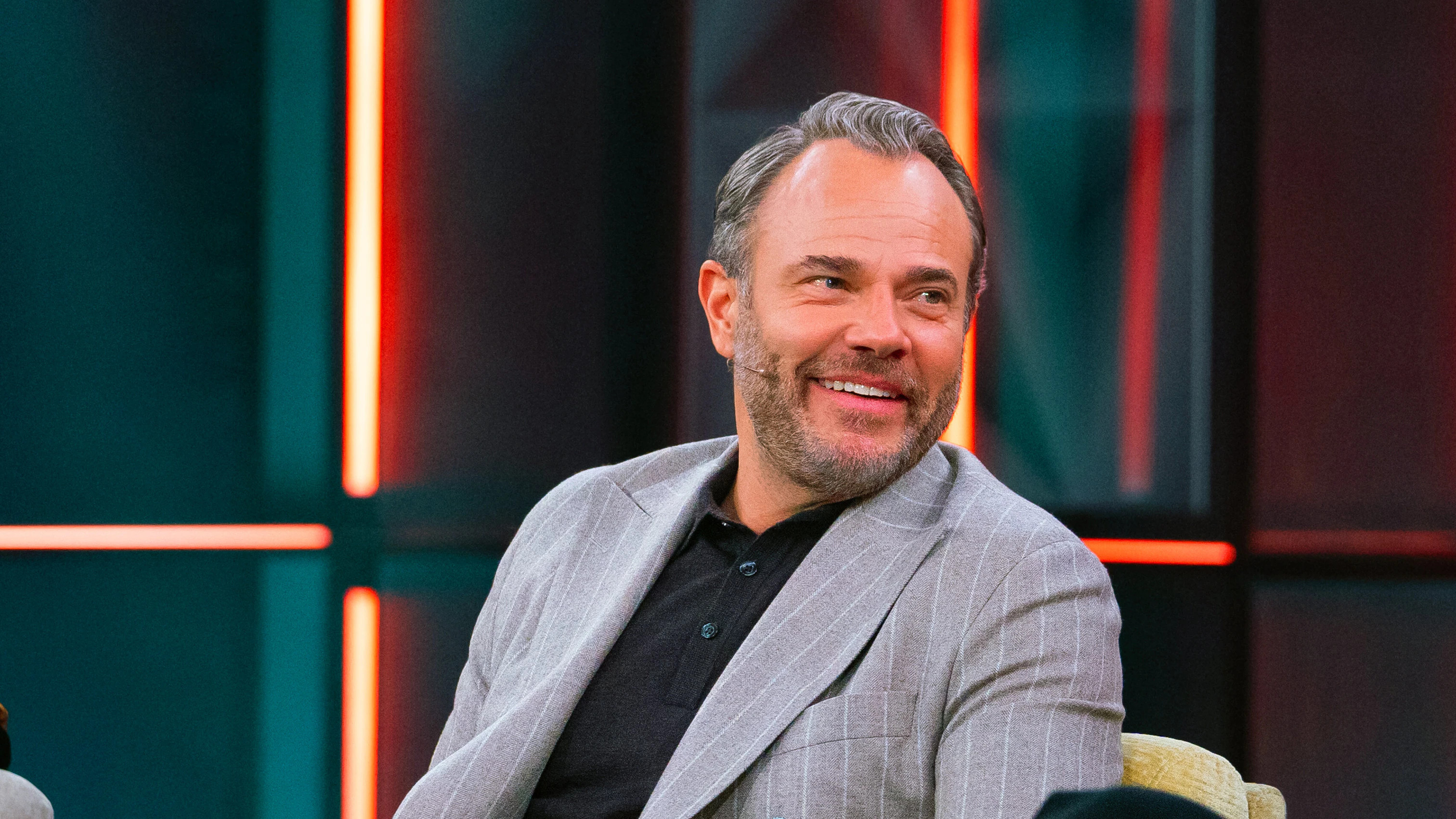 Backdrop for Hellenius hörna hyllar humor