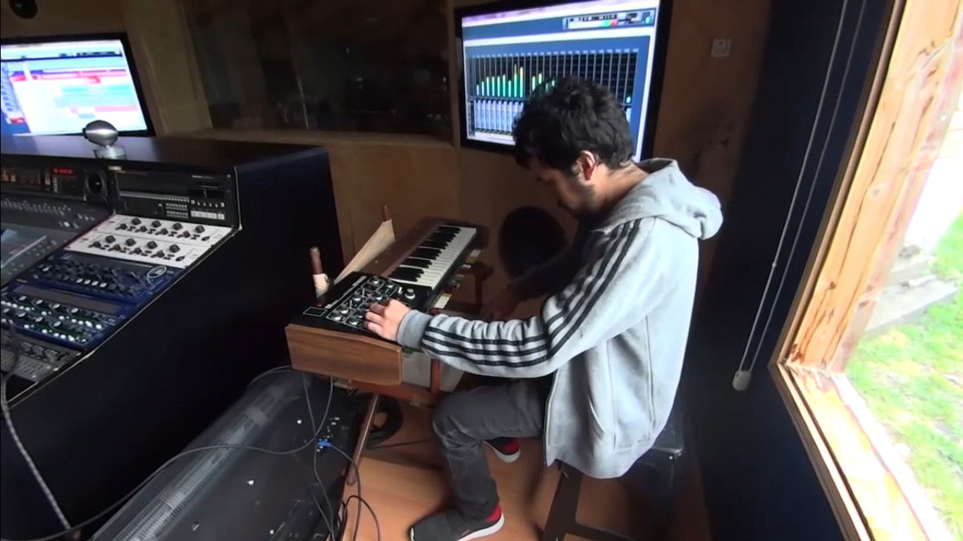 Backdrop for Ases Falsos: The Making of "Mala Fama"