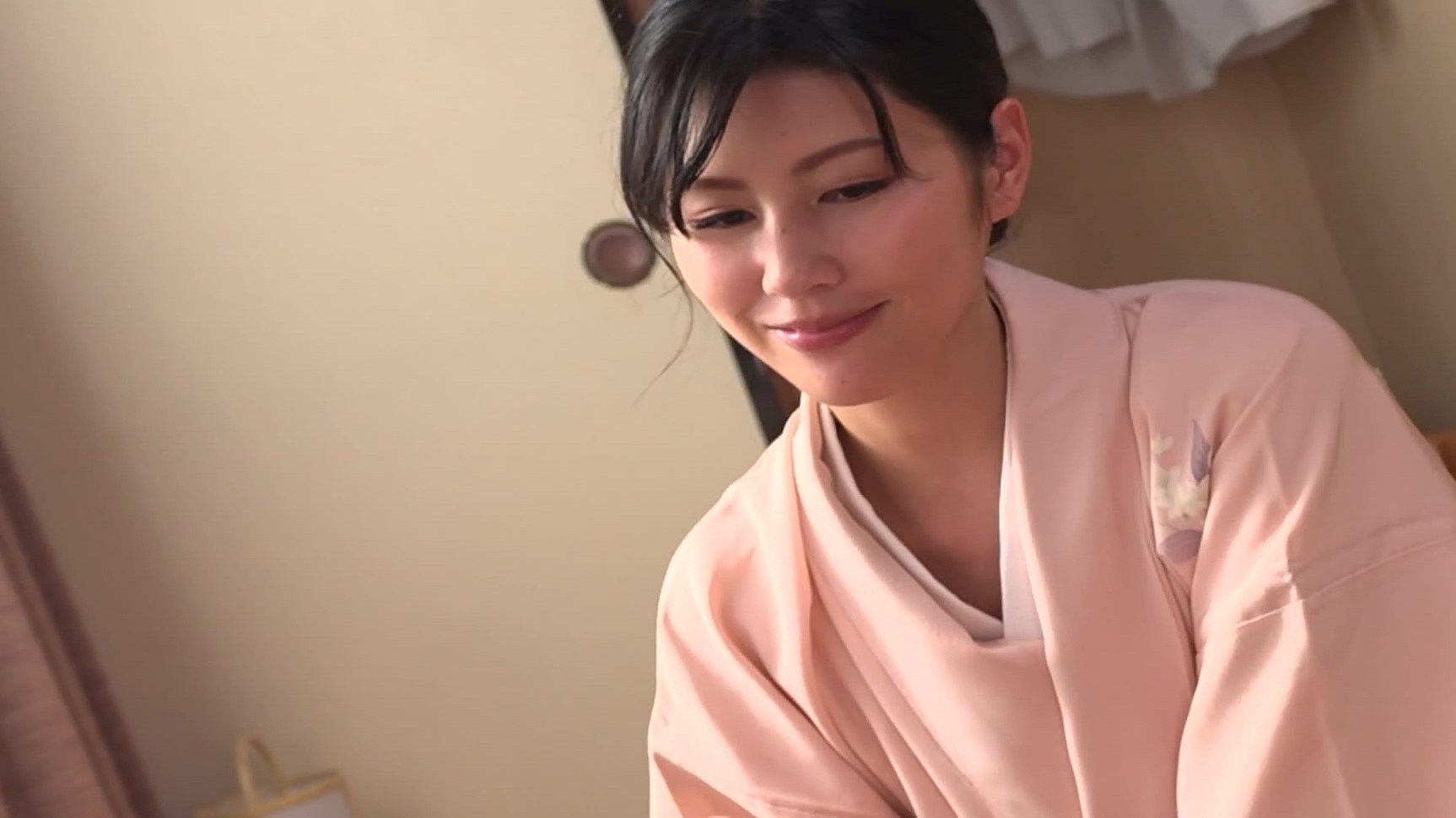 Backdrop for Super High Class Inn Steals Your Five Senses, Young Proprietress's Passionate Paradise Lip Service, Suzume Mino