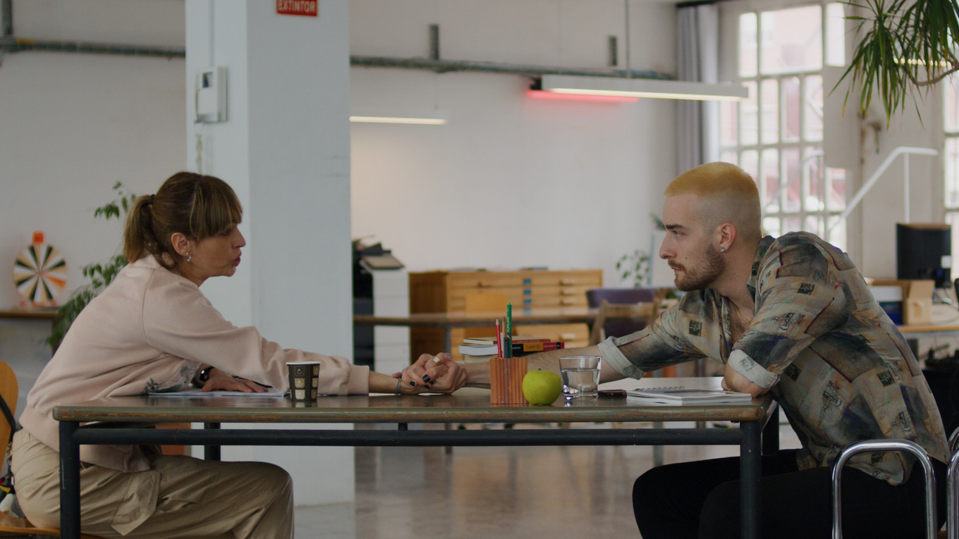 Backdrop for Jusqu'ici, tout va