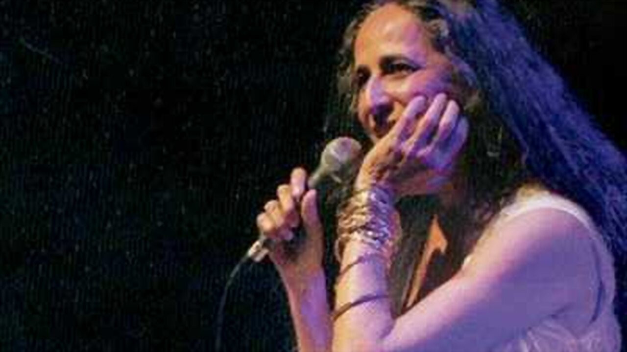 Backdrop for Maria Bethânia: Música é Perfume